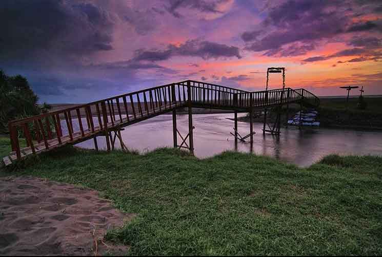 jembatan di pantai bopong
