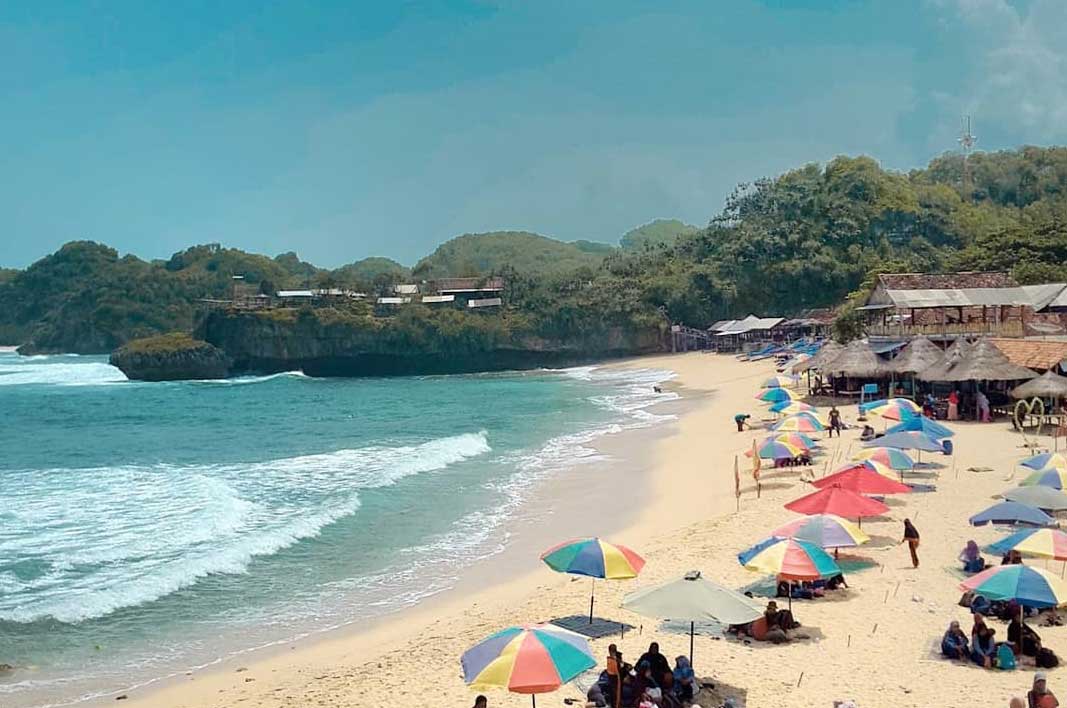 9 Spot Foto Pantai Drini Terbaru - Harga Tiket Masuk - 2022