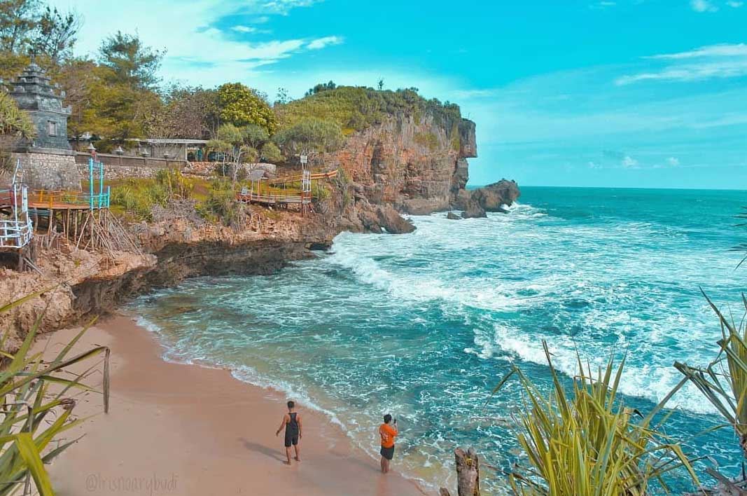 11 Spot Foto Pantai Ngobaran Terbaru - Harga Tiket Masuk - 2022