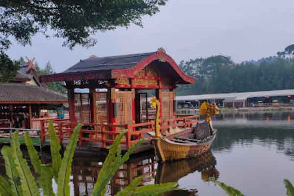 jam buka floating market