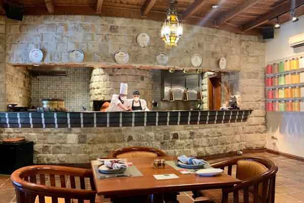 fasilitas Al Nafoura Lebanese Restaurant